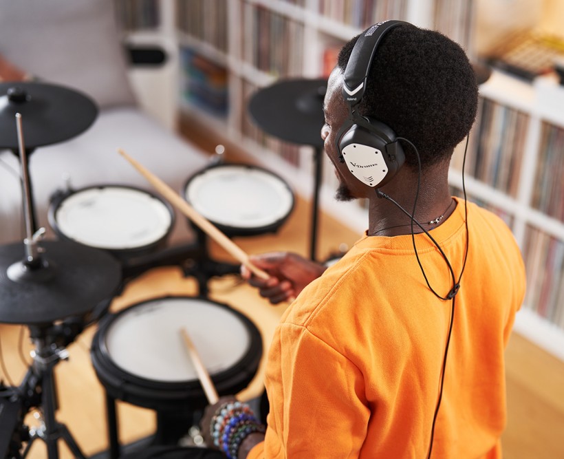 Roland 和 V-MODA 合作推出 VMH-D1 电鼓专用头戴耳机 Roland 和 V-MODA 合作推出 VMH-D1 电鼓专用头戴耳机