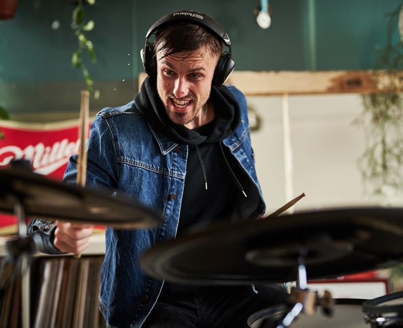 Roland 和 V-MODA 合作推出 VMH-D1 电鼓专用头戴耳机 Roland 和 V-MODA 合作推出 VMH-D1 电鼓专用头戴耳机